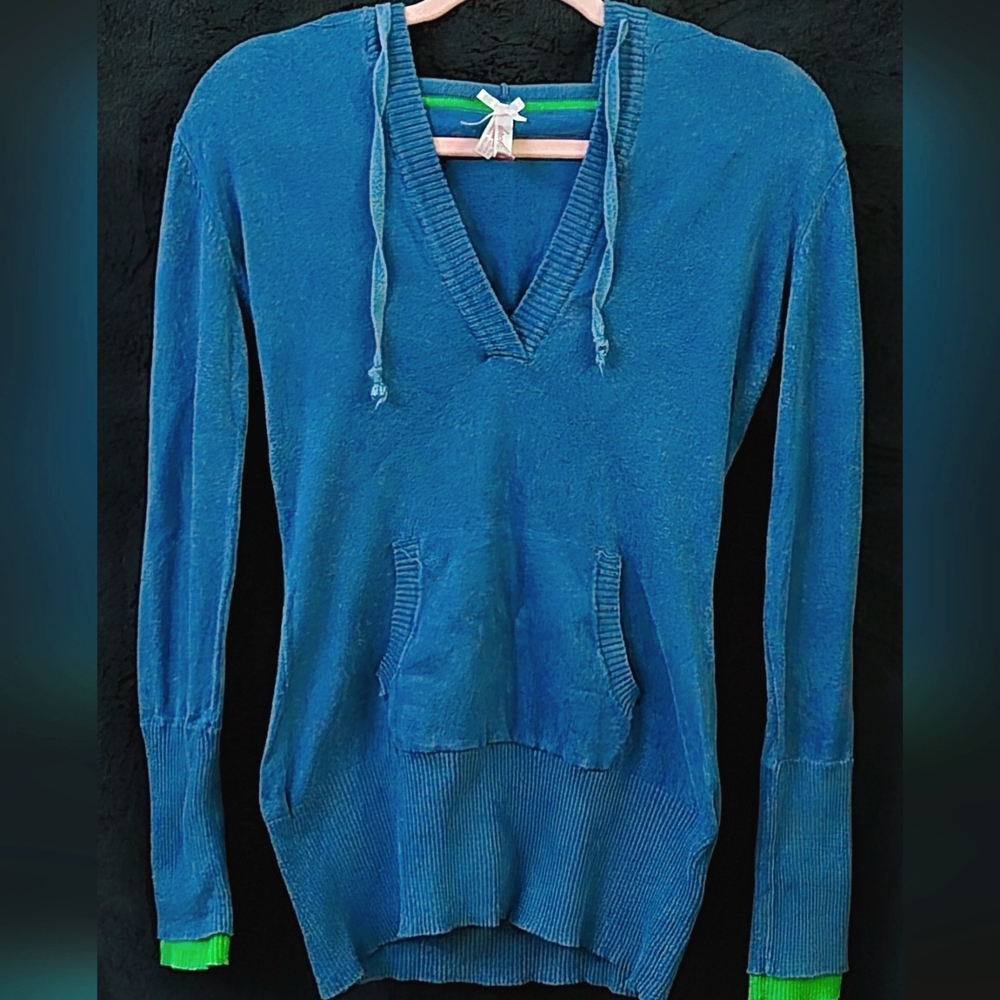Derek Heart Blue Top with Green Trim